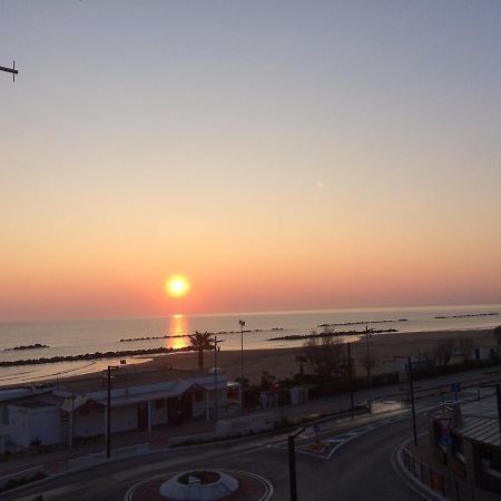 شقة Sunrise Beach House - Sea View Montesilvano Marina المظهر الخارجي الصورة