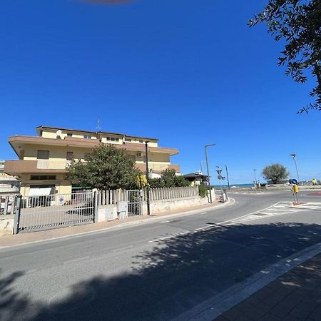 شقة Sunrise Beach House - Sea View Montesilvano Marina المظهر الخارجي الصورة