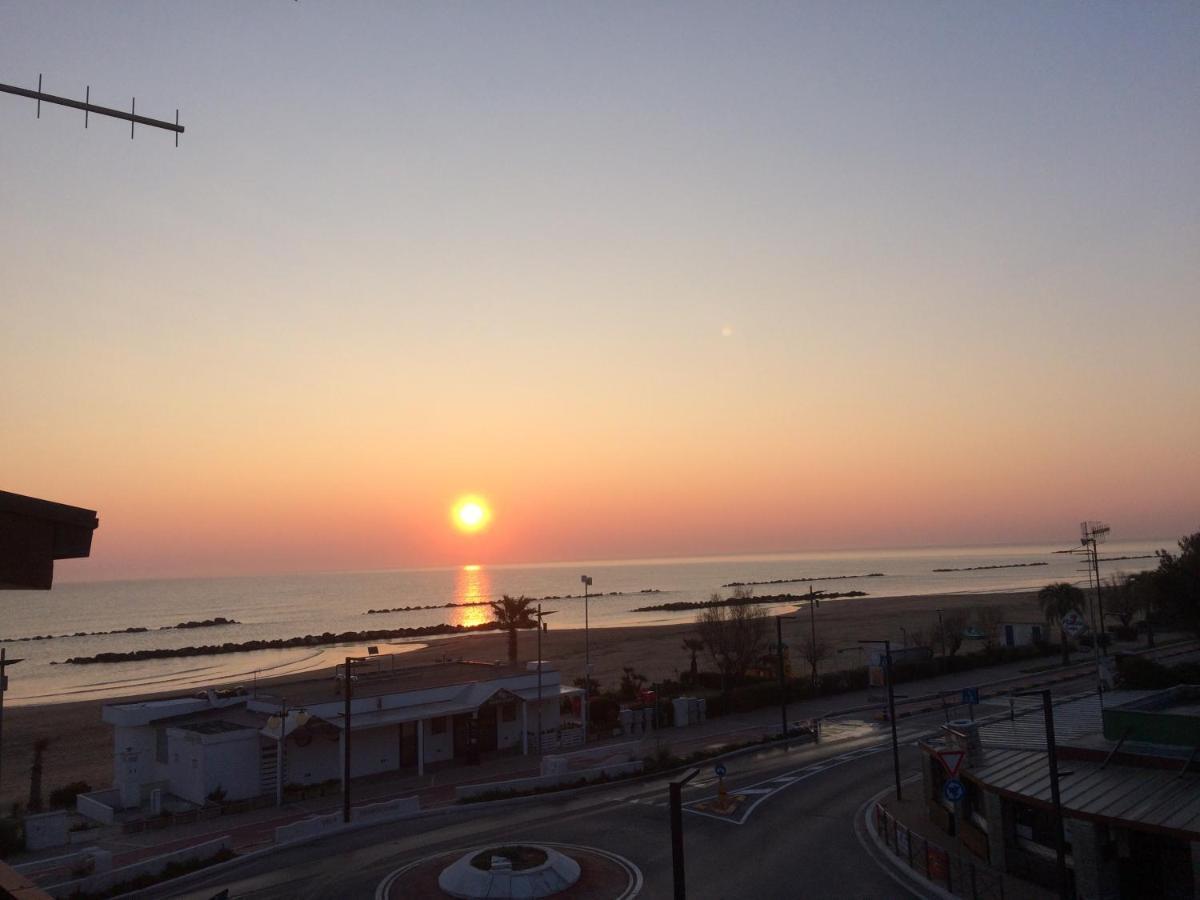 شقة Sunrise Beach House - Sea View Montesilvano Marina المظهر الخارجي الصورة